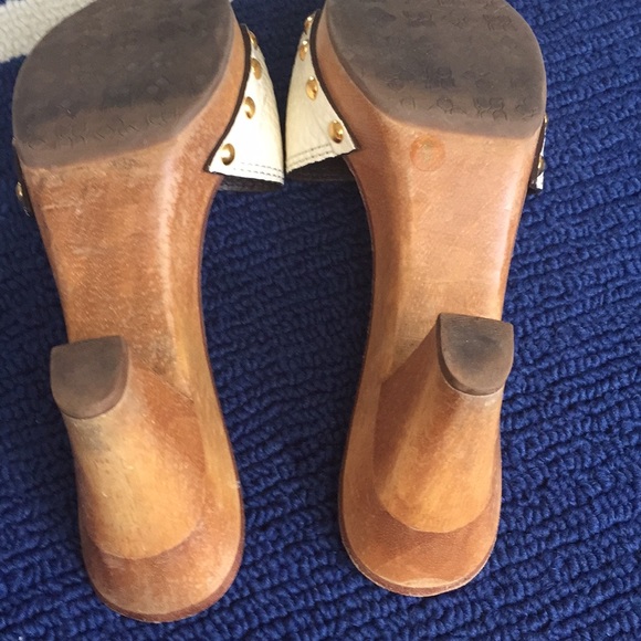 BCBG Max Azria ivory clogs  w/ gold Hardware - Picture 4 of 6